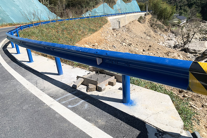公路防護(hù)欄選擇什么漆？公路防撞護(hù)欄油漆怎么做？